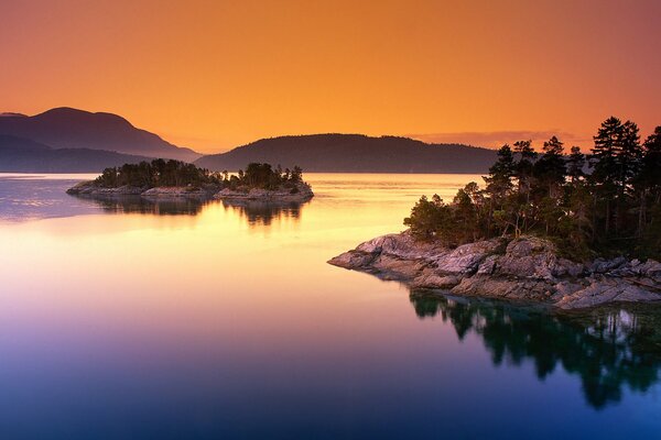 Un lago canadiense con una isla en el medio
