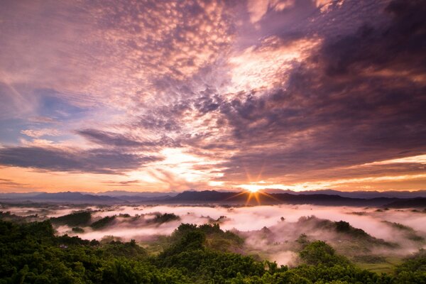 Nuvole magiche al tramonto a Taiwan