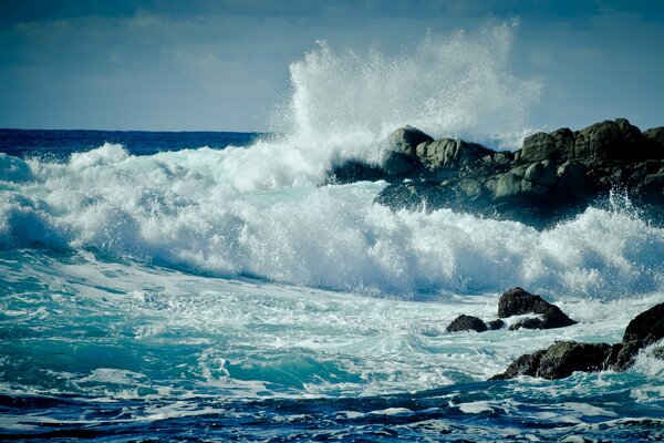 Paysage mer vagues roches éclaboussures