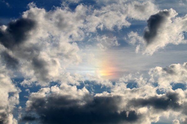 Un pezzo di arcobaleno tra le nuvole nel cielo