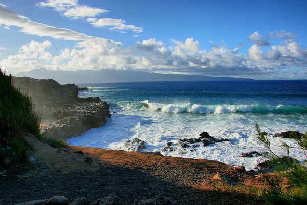 Vagues sur la mer battant sur les rochers