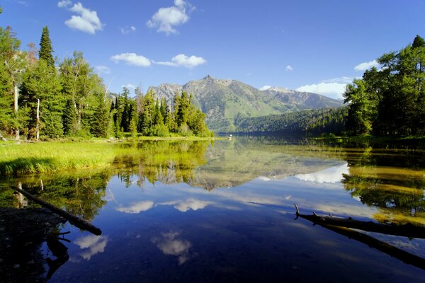 Berglandschaft, der Himmel spiegelt sich im Fluss wider