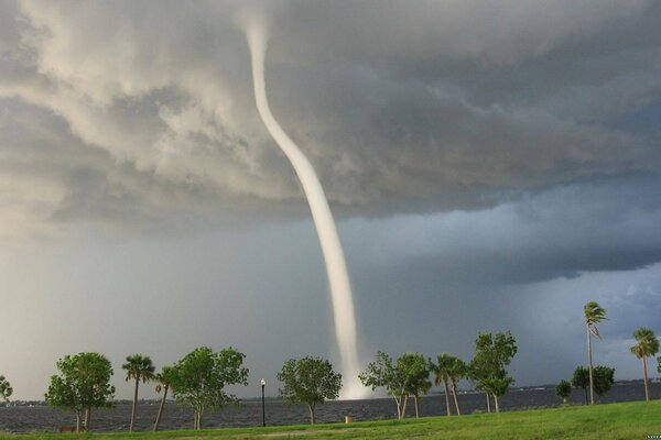 Tornado znajduje siłę w wodzie