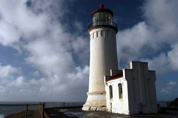 Vieux phare au bord de la mer