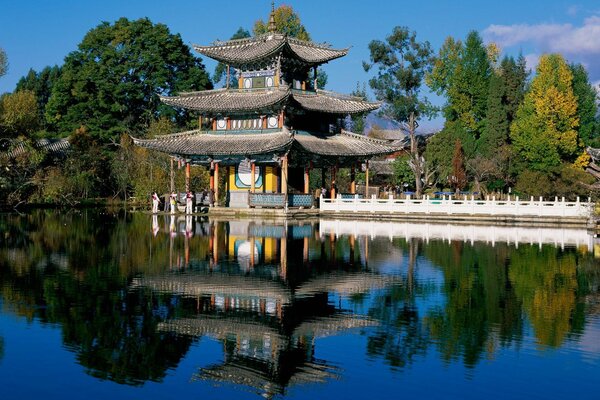 Chinese house in the middle of the mirror lake