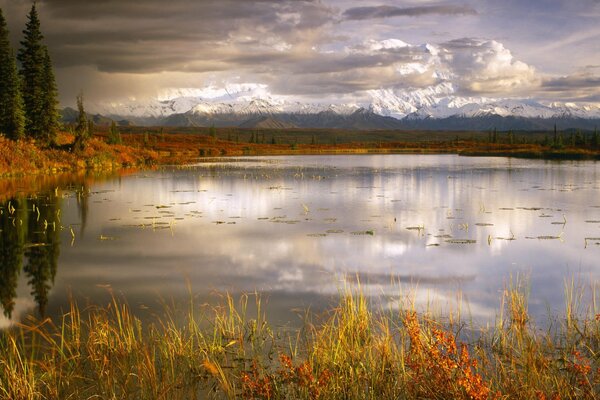 Hermoso lago en el clima de otoño