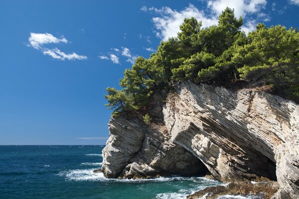 Falaises en Croatie sur la mer de Petrovac