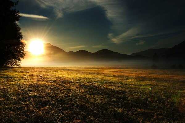 Tramonto sulle montagne massicce