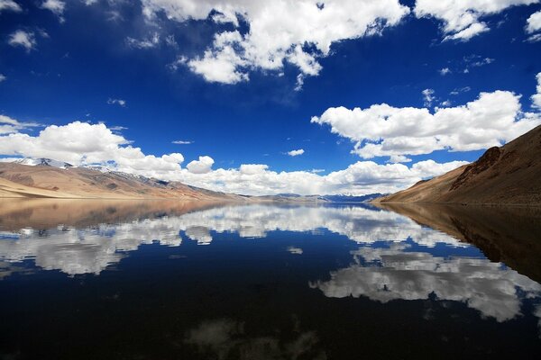 Espejo del lago rodeado de montañas