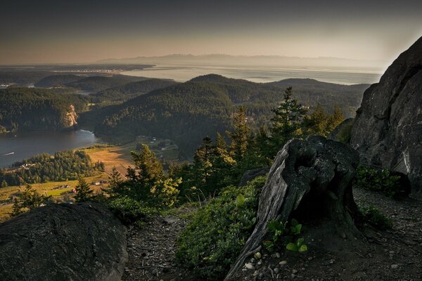 Panorama skalistego i górskiego krajobrazu. Szary horyzont