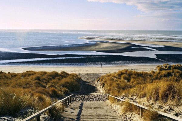 Descent to the sea by a wonderful staircase. Besplod