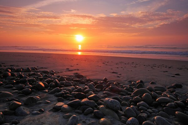 Романтичный закат солнца на побережье