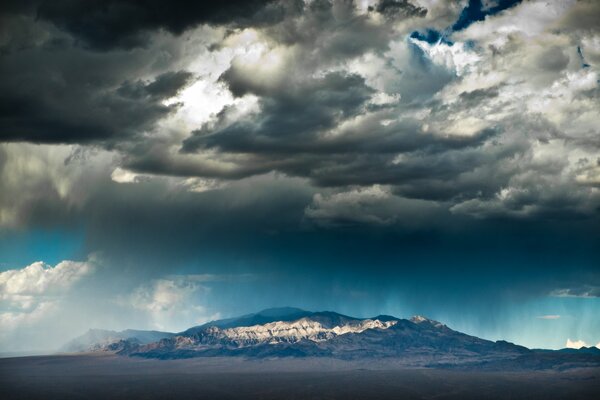 Cielo y montañas en medio del desierto