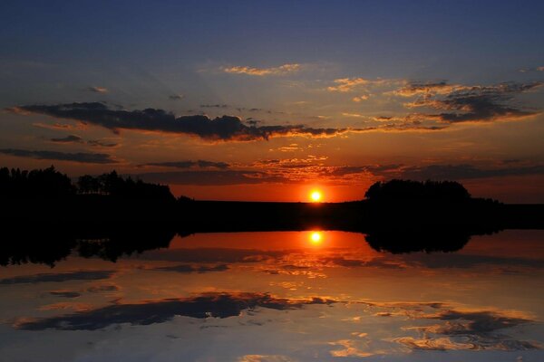 Sonnenuntergang auf Spiegelsee Hintergrund