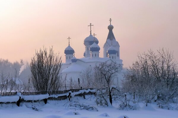 Kirche vor dem Hintergrund der Winternatur