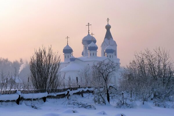 Церковь на фоне зимней природы