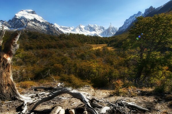 Montañas increíbles contra el hermoso cielo