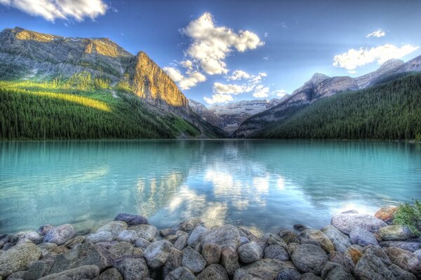 Un paisaje inusualmente hermoso con un cielo radiante y un lago limpio