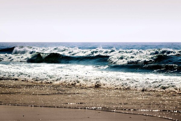 Huge waves on the expanses of the ocean on a summer day