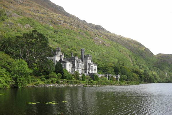 Eine Abtei in Irland am See