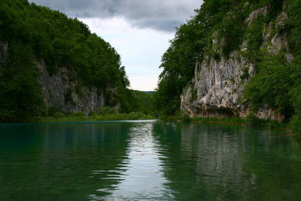 Lago tra le rocce nella foresta