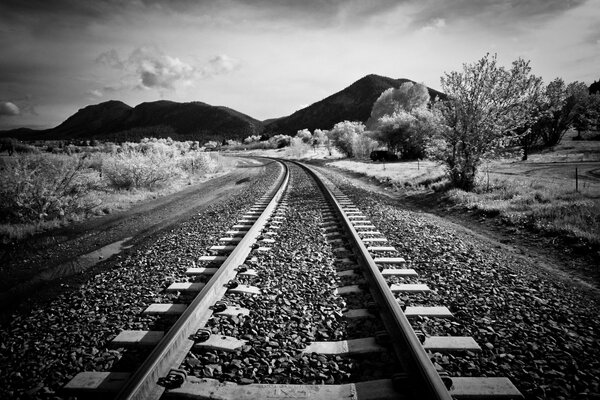 Chemin de fer directement dans les montagnes