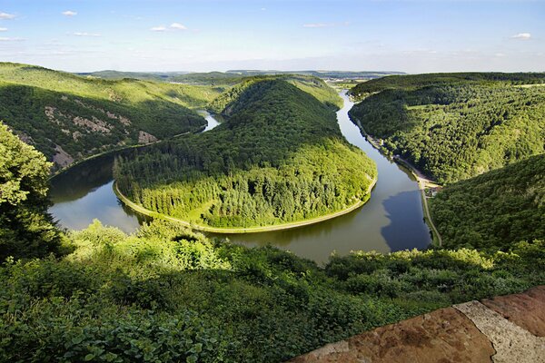 Schöne Landschaft. Die Wende des Flusses in Deutschland