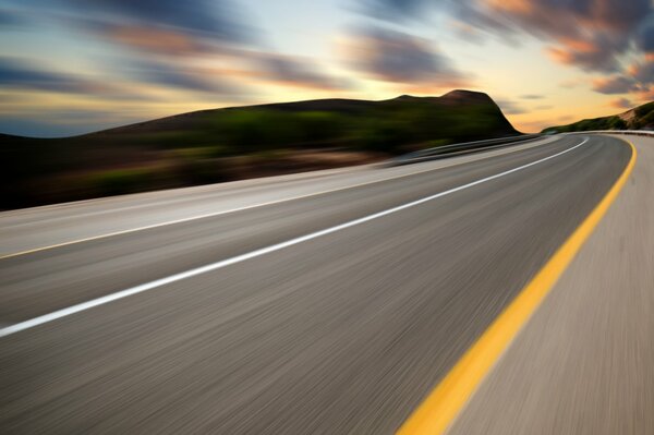 Carretera. Ruta. Fondo borroso. Velocidad