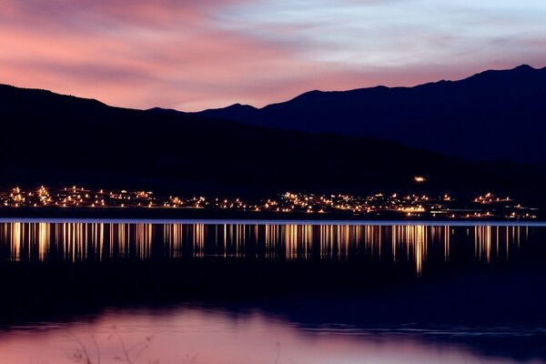 Paysage de la ville du soir avec un plan d eau