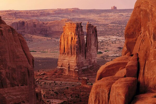 Le rocce nel canyon sono qualcosa di insolito