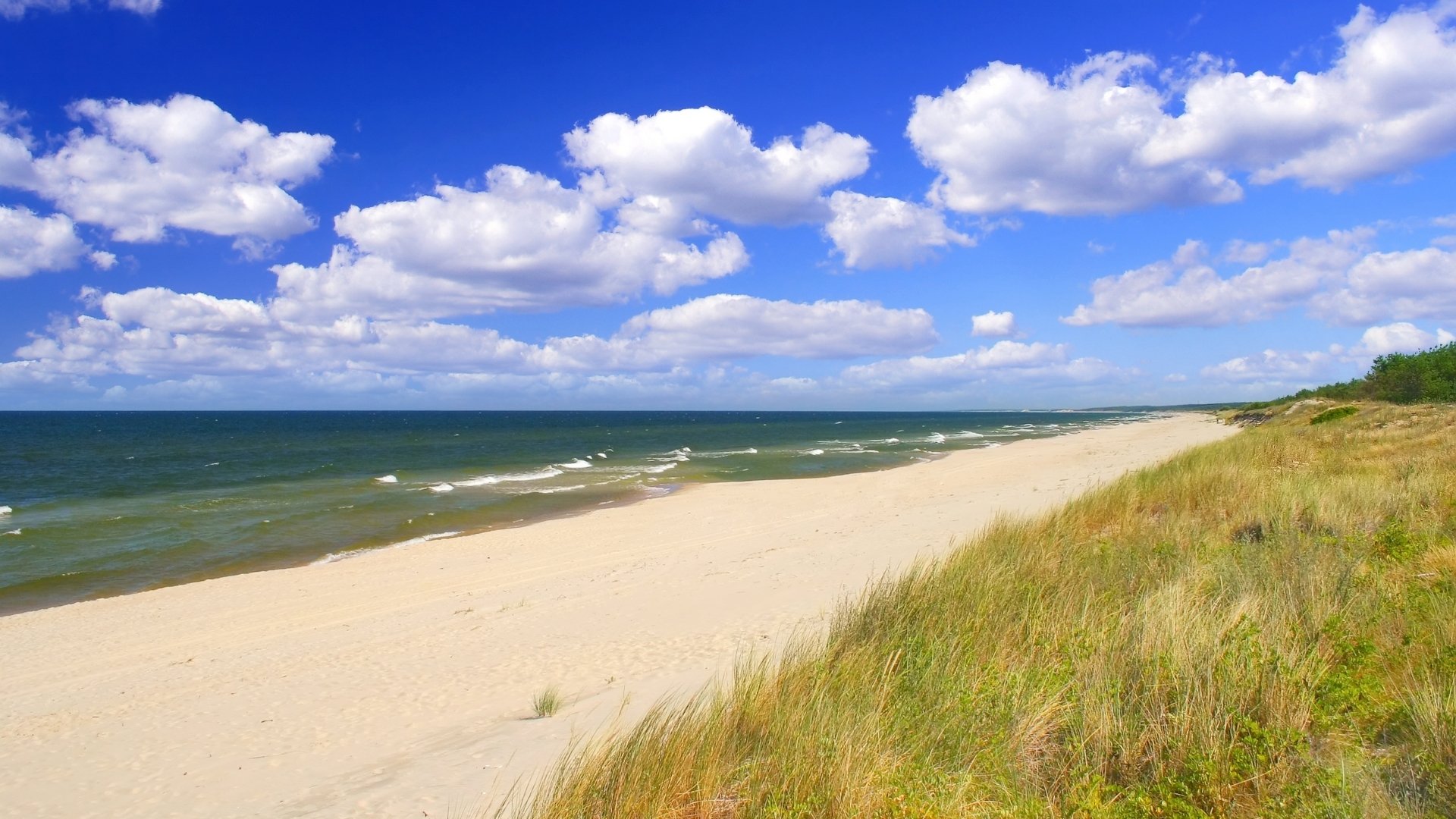 plaża piasek niebo chmury fale