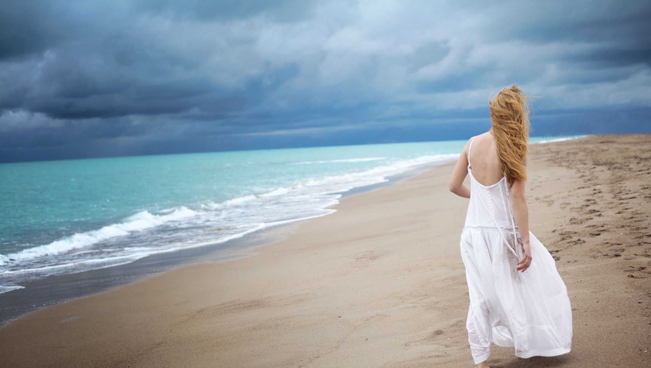 sola chica blanco vestido chica playa mar olas soledad