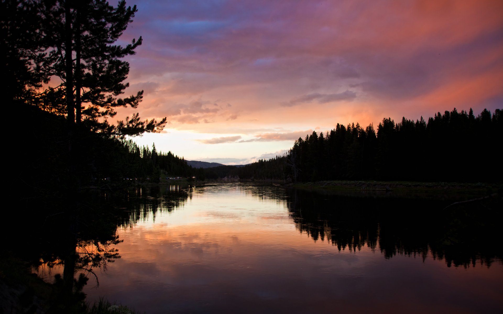 nature paysage soirée rivière eau lac route voitures phares lumière ciel forêt arbres vue arbres voitures auto