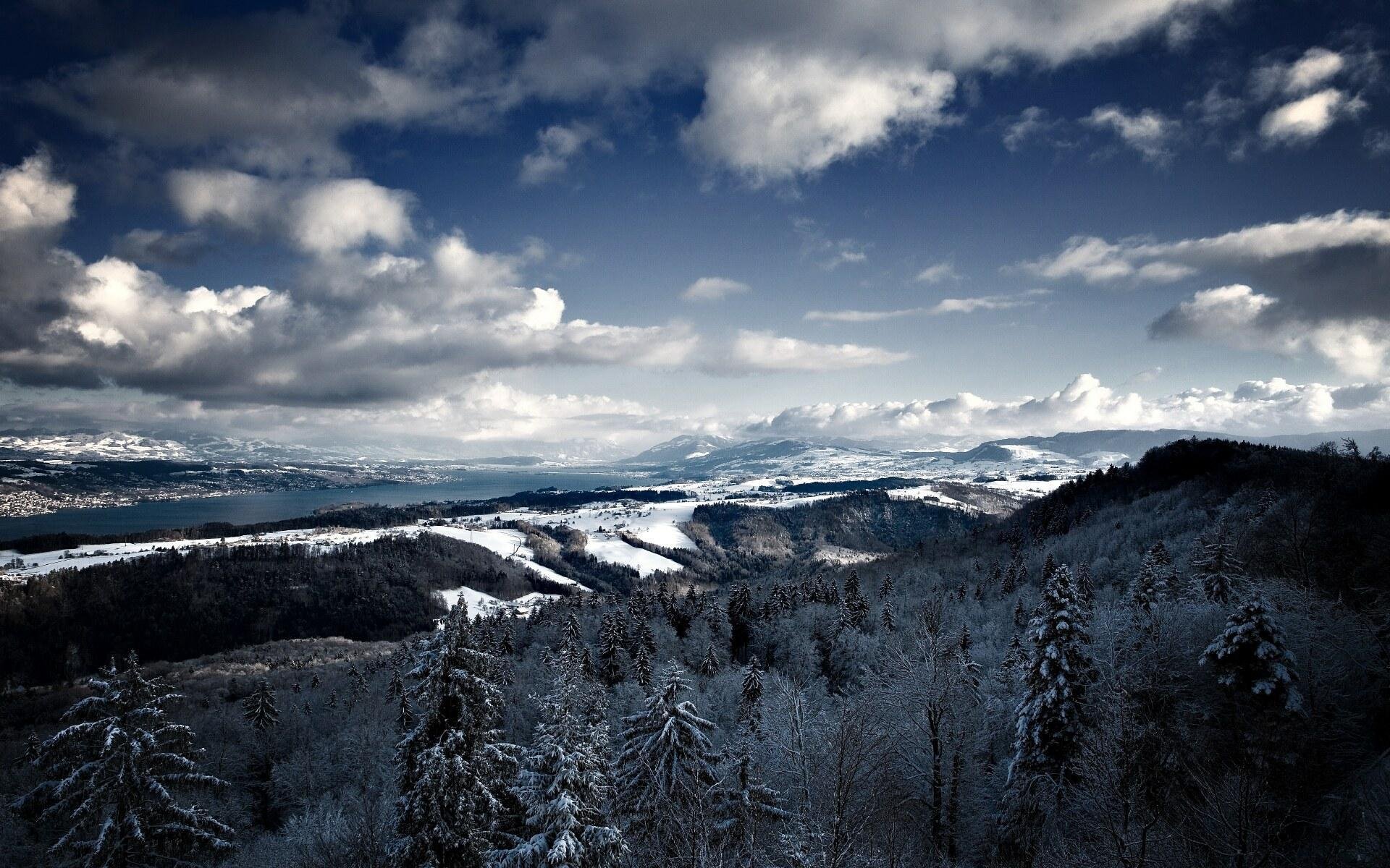 paisaje invierno montañas laderas nieve árboles horizonte nubes cielo