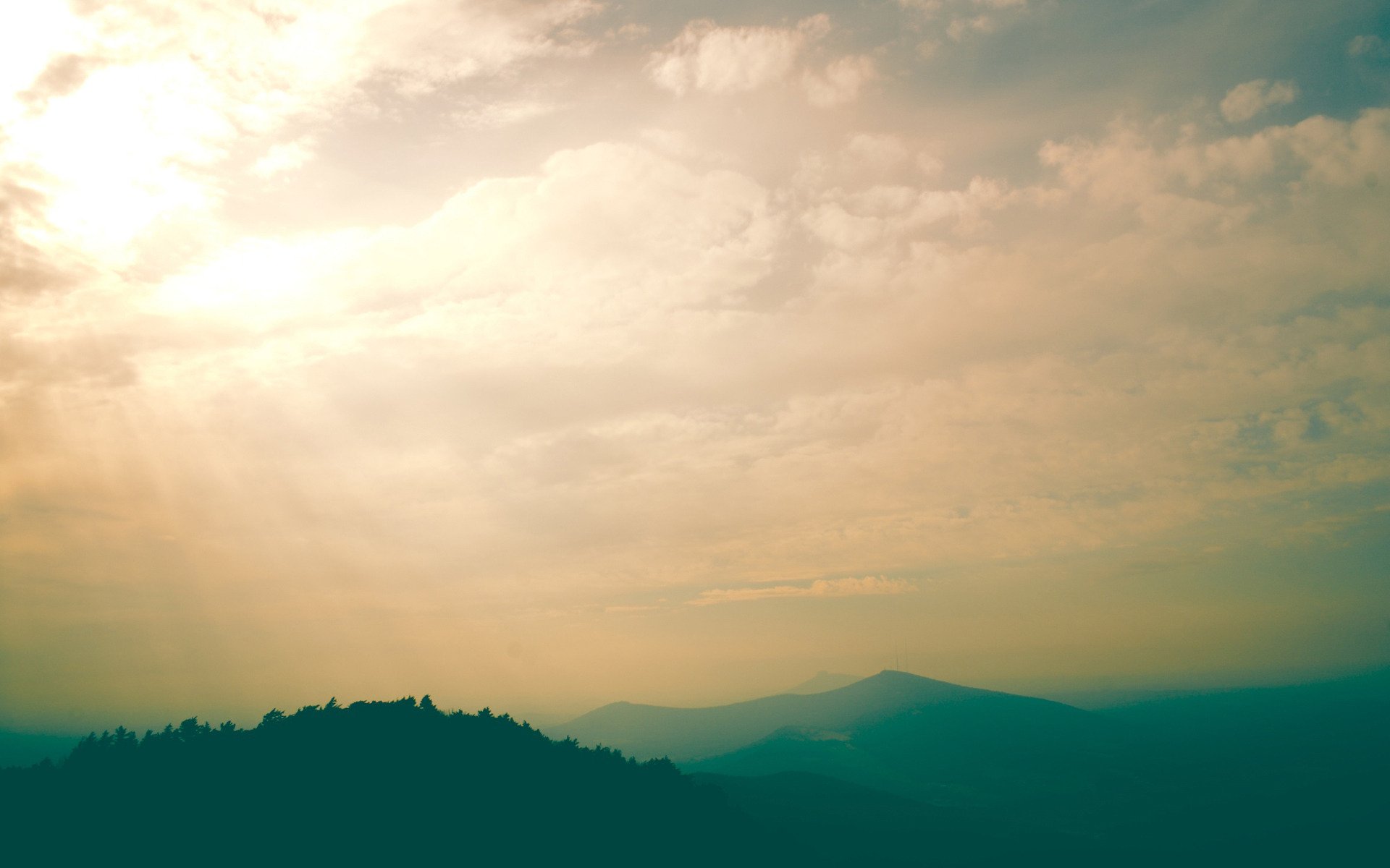 berge nebel dunst morgen hügel landschaft himmel wolken himmel blick auf den himmel sonne lightrays tag bäume grün foto schönheit