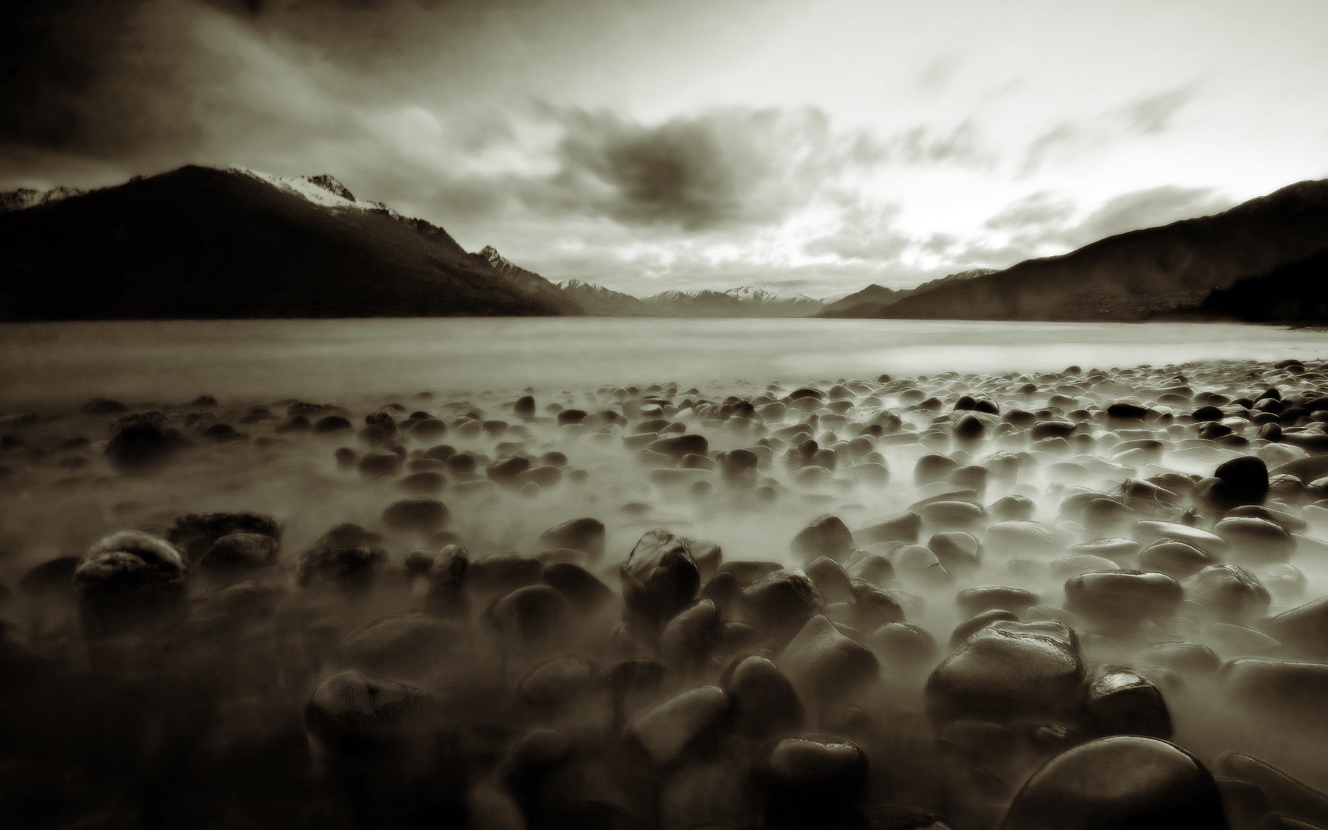 montañas piedras niebla sepia