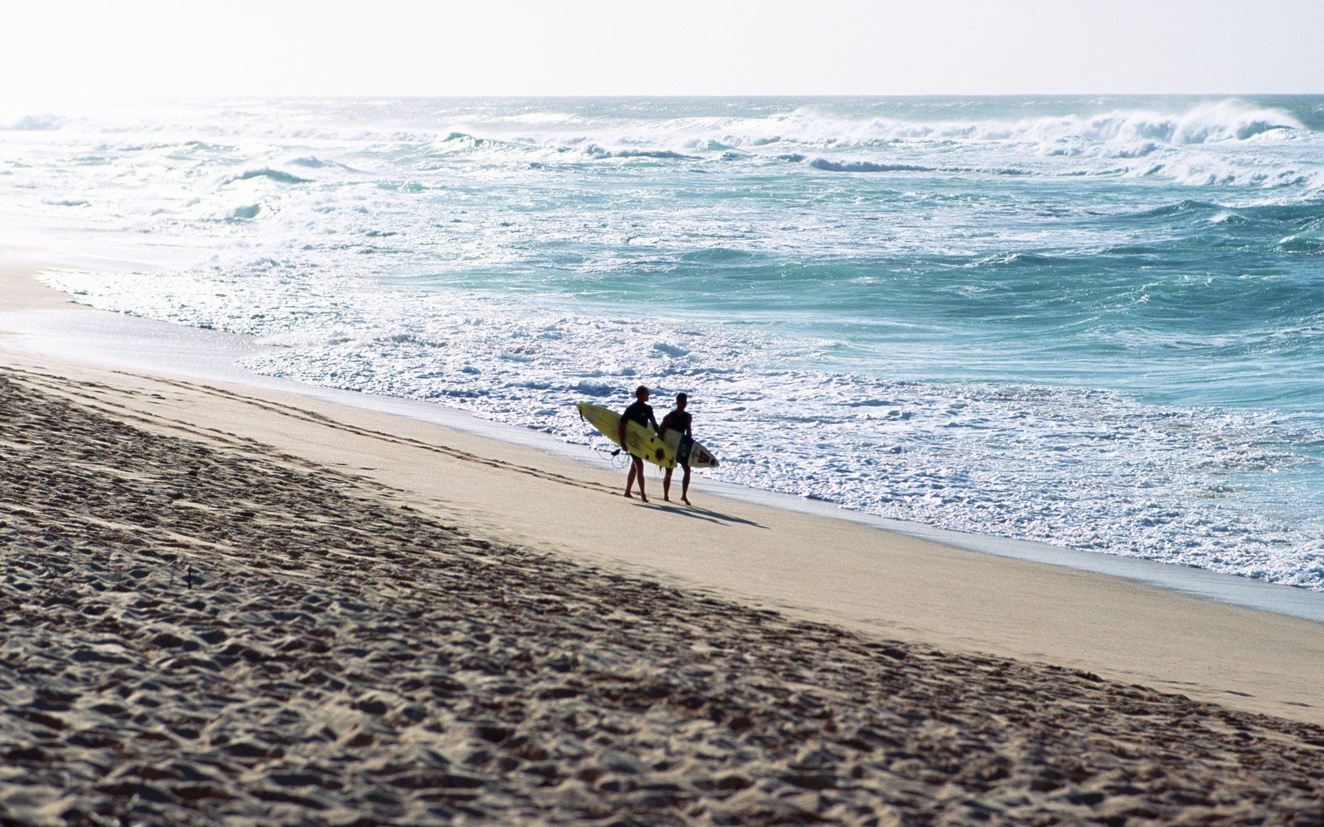 garçons sportifs ciel été loisirs mer eau océan vagues éclaboussures mousse plage sable surf boys surf côte été se détendre