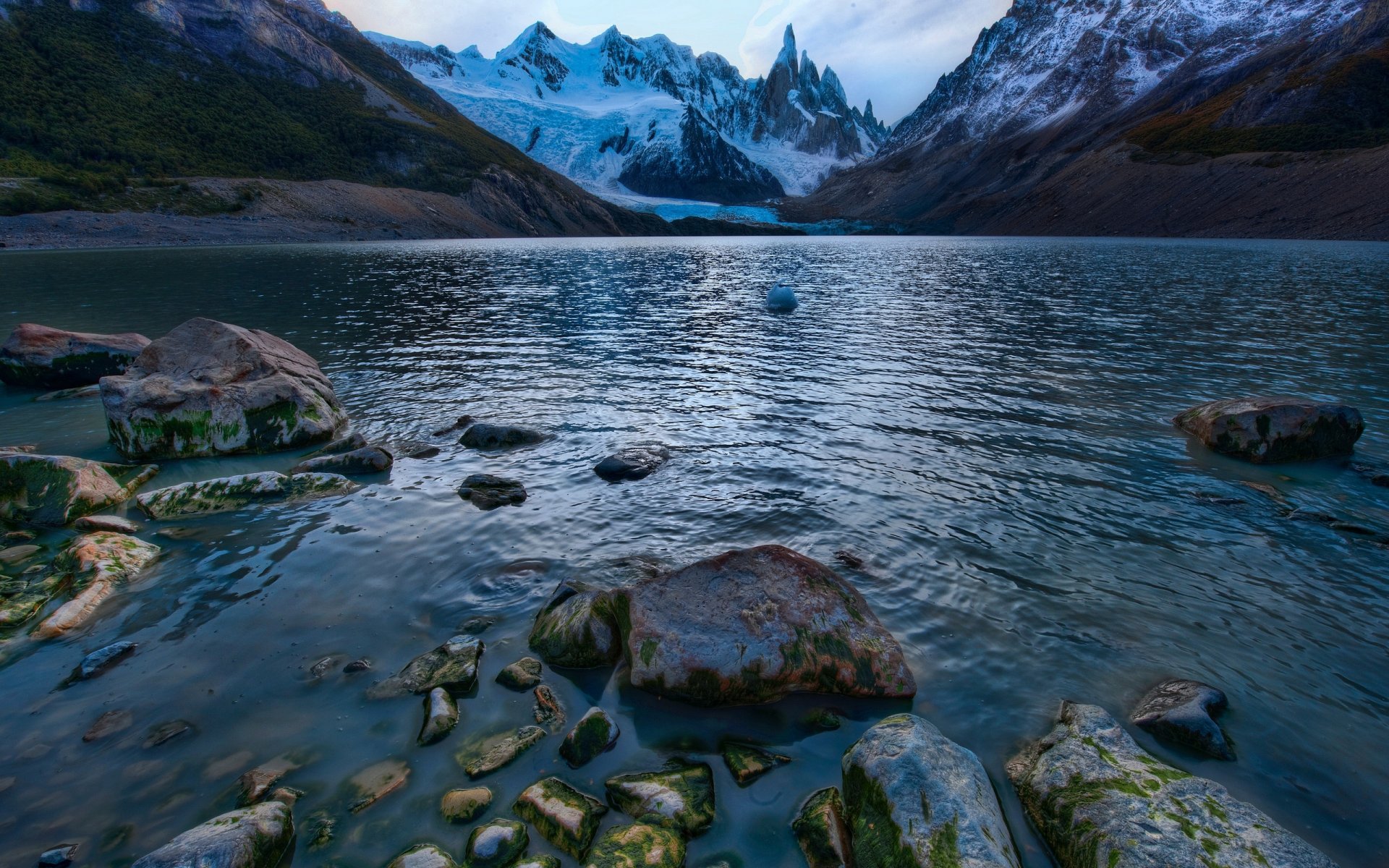 montagnes lac pierres