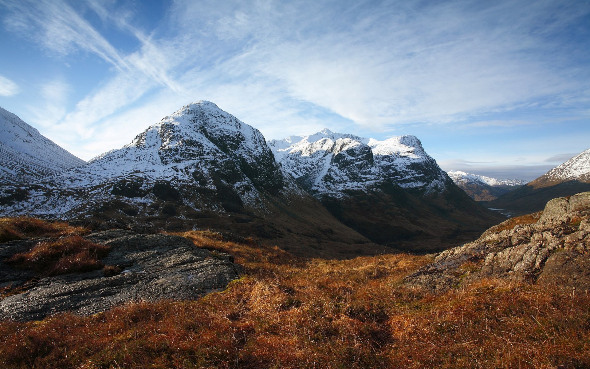 montagnes enneigées sommets