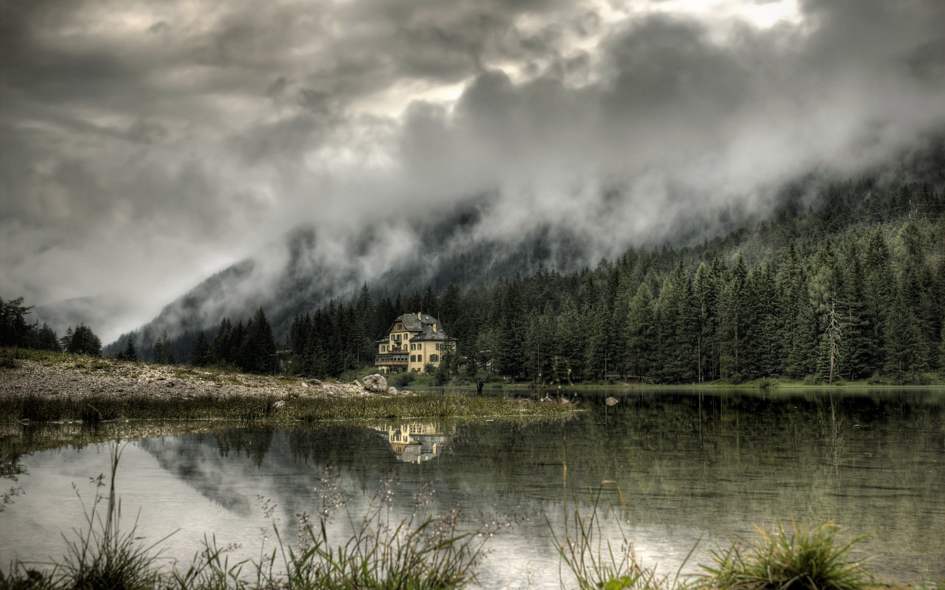 casa foresta montagne nuvolosità