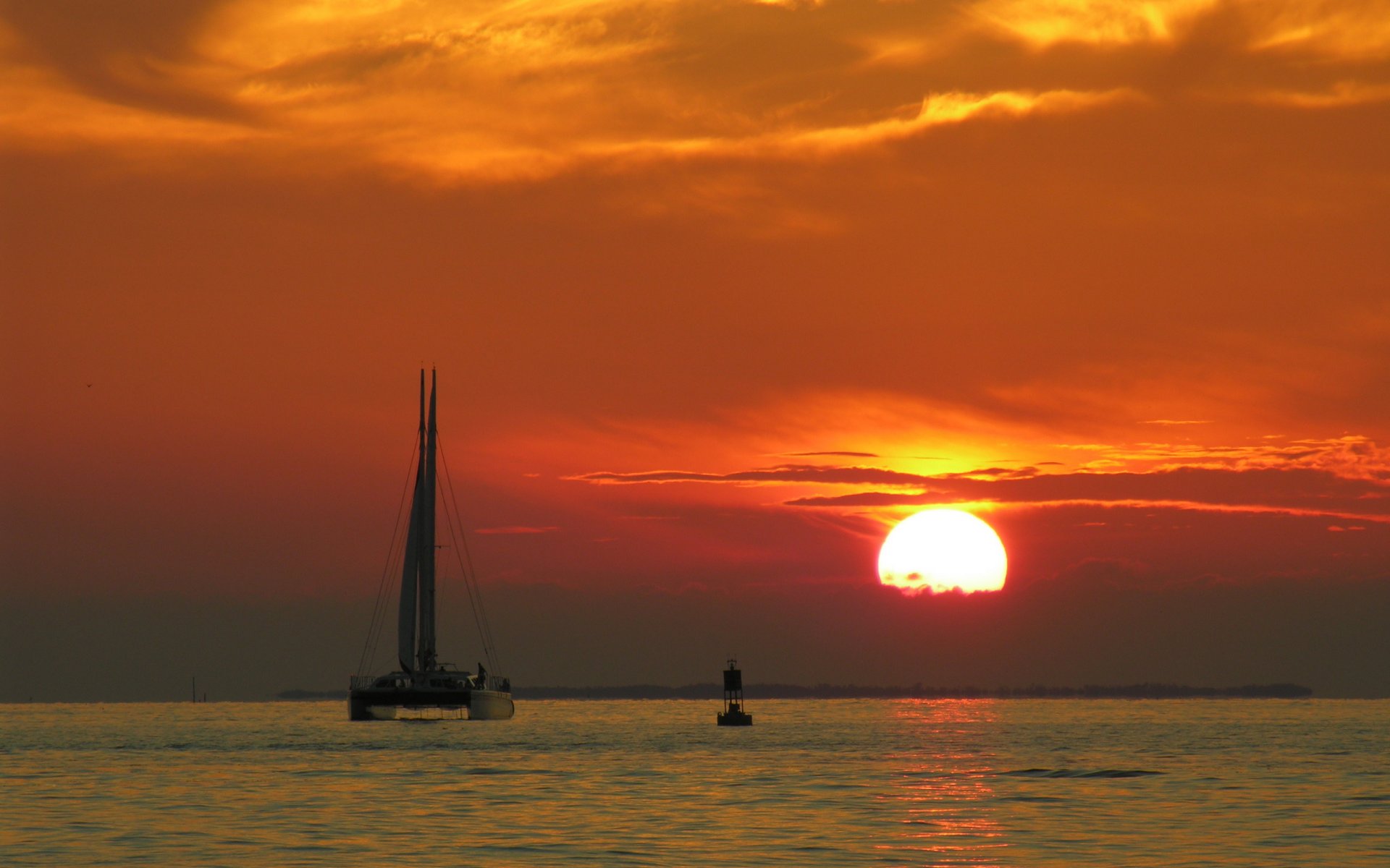 coucher de soleil catamaran bouée