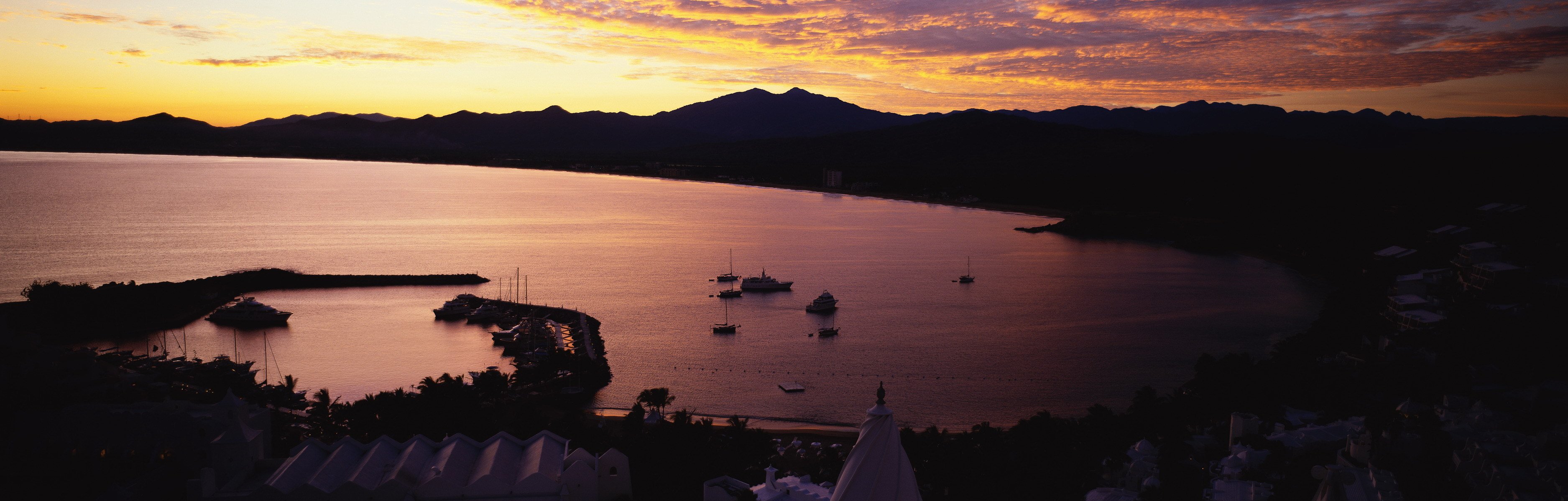 bahía puerto barcos tarde