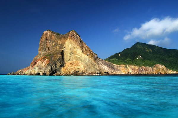 Roches de montagne sur la côte de la mer