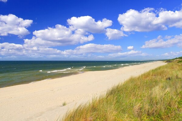 Słoneczna plaża z białym piaskiem