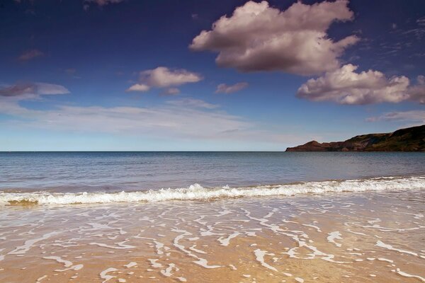 Horizonte de la costa del mar con cielo azul