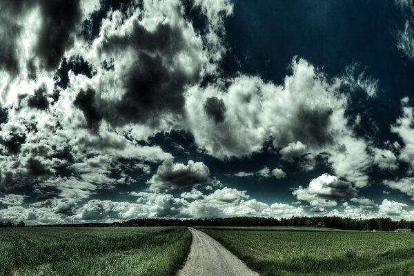 Imponentes nubes sobre el campo y la carretera