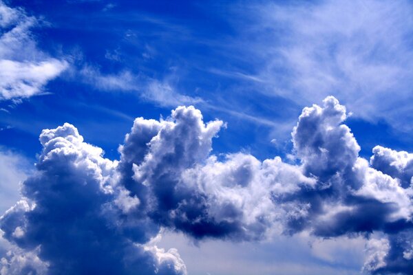 Nubes de aire de todos los tonos de azul y azul