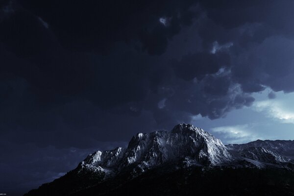 The black sky over the peaks of the mountains