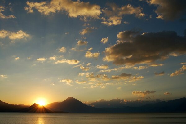 Puesta de sol en las montañas contra el mar