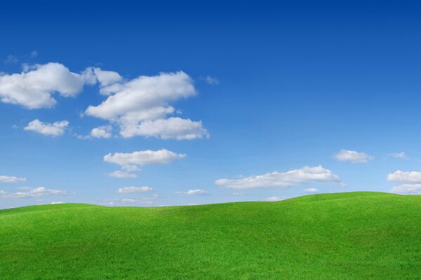 Зелёные холмы и небо с облаками